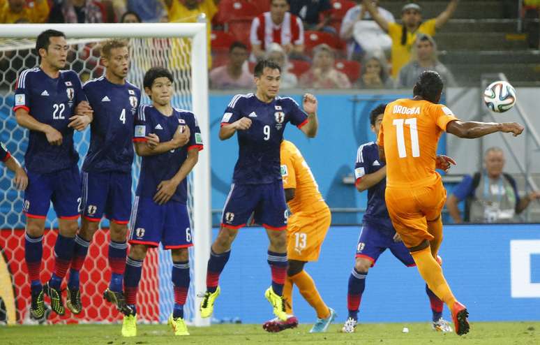 Drogba chuta bola em partida contra o Japão na Arena Pernambuco, no Recife