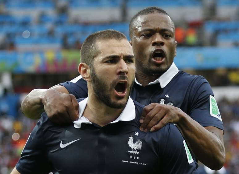 <p>Evra e Benzema comemoram segundo gol francês em cima de Honduras</p>