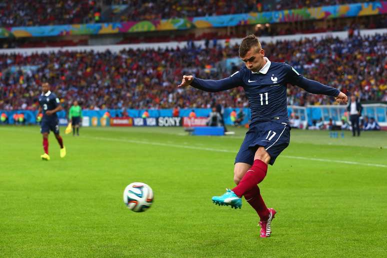 Antoine Griezmann chuta a bola em jogo contra Honduras no Beira-Rio