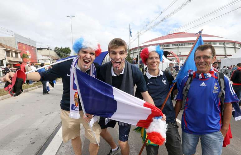 <p>Torcedores franceses demonstram apoio à seleção de seu país nas ruas de Porto Alegre horas antes do jogo, que acontece às 16h</p>