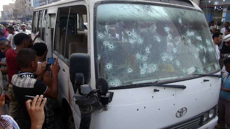 Os agressores abriram fogo contra o veículo no bairro Dar Saad, no norte Áden, e após o assalto fugiram da região