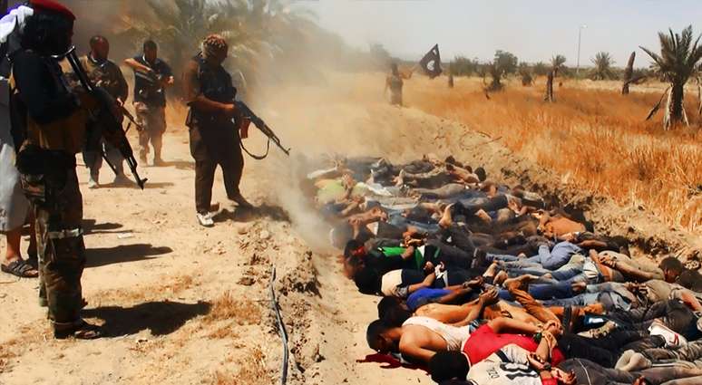 Fotos publicadas na internet indicam que dezenas de membros do Exército iraquiano capturados foram executados por terroristas do Estado Islâmico no Iraque e Levante (EIIL)