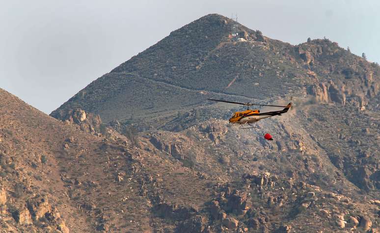 <p>Pelo menos 300 bombeiros trabalhavam para conter o fogo&nbsp;que come&ccedil;ou na &uacute;ltima sexta-feira</p>