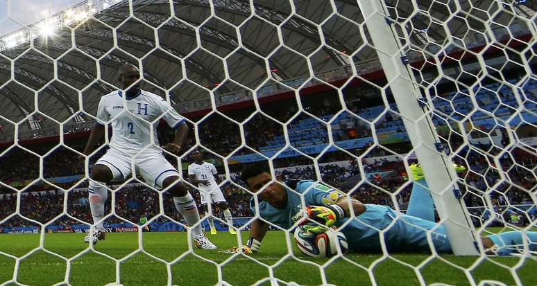<p>Goleiro hondurenho tenta tirar a bola em cima da linha em gol confirmado por tecnologia</p>