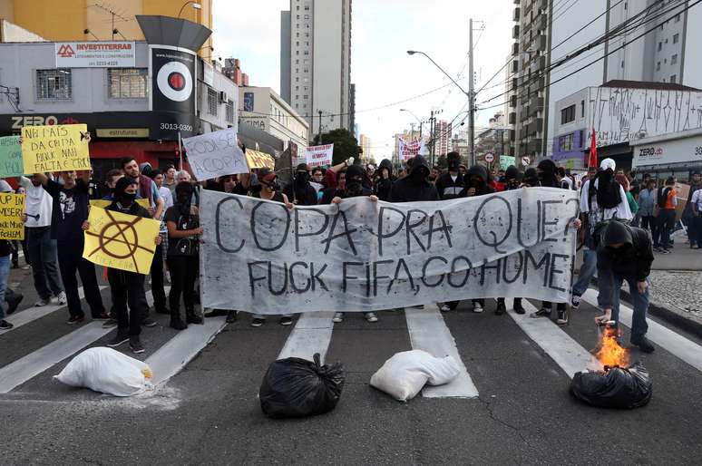 Cerca de 100 manifestantes reuniram-se no centro de Curitiba, na Boca Maldita, para protestar contra a Copa do Mundo, dia em que a cidade foi palco de Irã e Nigéria.