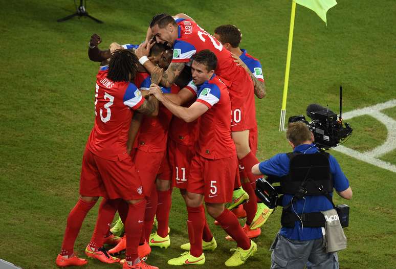 Atacante americano Dempsey comemora com a equipe o gol mais rápido dessa Copa em partida contra Gana