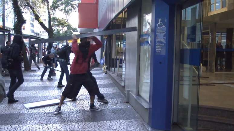 <p>Cerca de 200 manifestantes protestaram contra a Copa do Mundo</p>