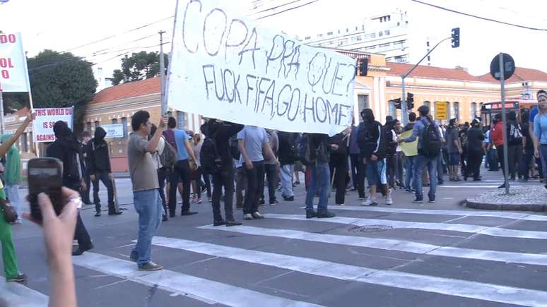 <p>Cerca de 100 manifestantes reuniram-se nesta segunda-feira no centro de Curitiba, na Boca Maldita, para protestar contra a Copa do Mundo</p>