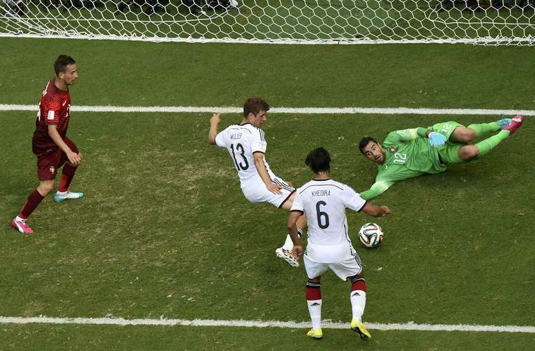 <p>M&uuml;ller marca&nbsp;tr&ecirc;s dos quatro gols da Alemanha&nbsp;contra Portugal&nbsp;e se torna s&eacute;rio candidato &agrave; artilharia da Copa do Mundo de 2014.</p>