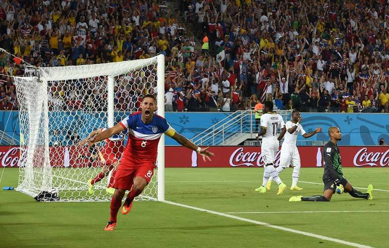 Dempsey comemora o gol que abriu o placar da partida e entrou para a história como o quinto mais rápido da história dos Mundiais