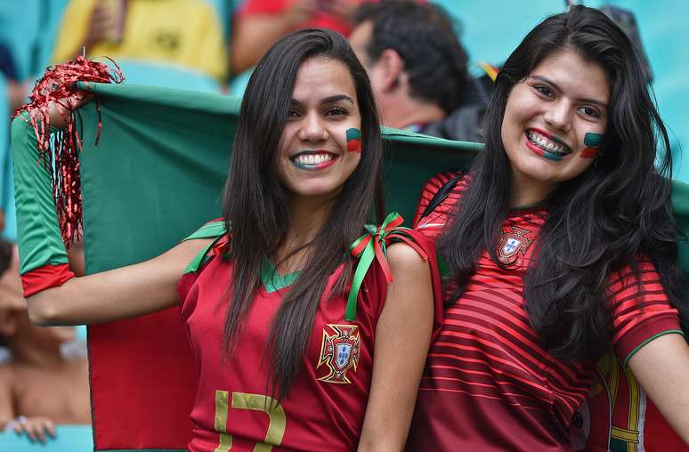 Torcedores agitam a Arena Fonte Nova em Salvador, nesta segunda-feira, para a partida entre Alemanha e Portugal, pelo Grupo G da Copa do Mundo