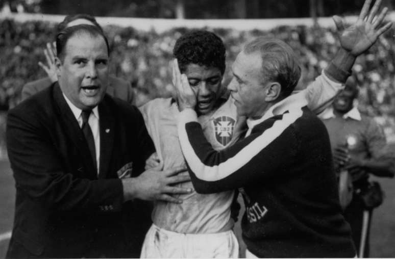 Amarildo marcou o gol de empate e deu o passe para Zito virar a final da Copa de 1962, quando o Brasil bateu a Tchecoslováquia por 3 a 1. Na foto, ele é felicitado após marcar os dois gols da vitória do Brasil por 2 a 1 sobre a Espanha