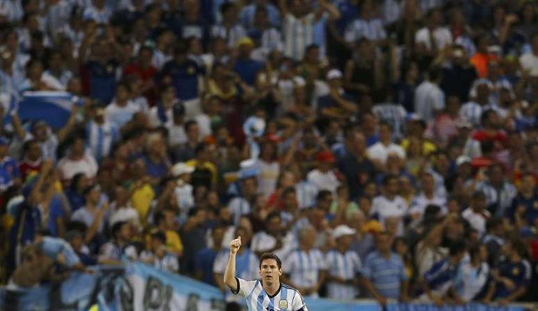 Argentino Lionel Messi comemora gol no Maracanã, observado pela torcida, em partida contra a Bósnia. 15/6/2014.
