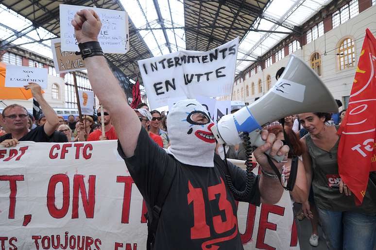 Os ferroviários franceses continuaram com a greve nesta segunda-feira, com isso a paralisação chega ao 6º dia