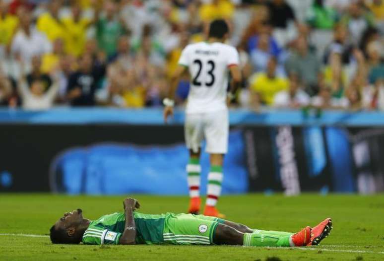Jogador nigeriano Emmanuel Emenike deita no chão durante partida partida contra o Irã, na Arena da Baixada, em Curitiba. 16/06/2014
