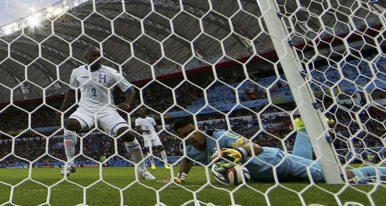 <p>Goleiro de Honduras tenta salvar gol contra em jogo diante da França</p>