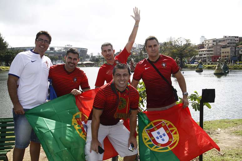 Manoel Silva (à direita) e os primos conseguiram ingresso para o jogo contra a Alemanha só no lote final de vendas