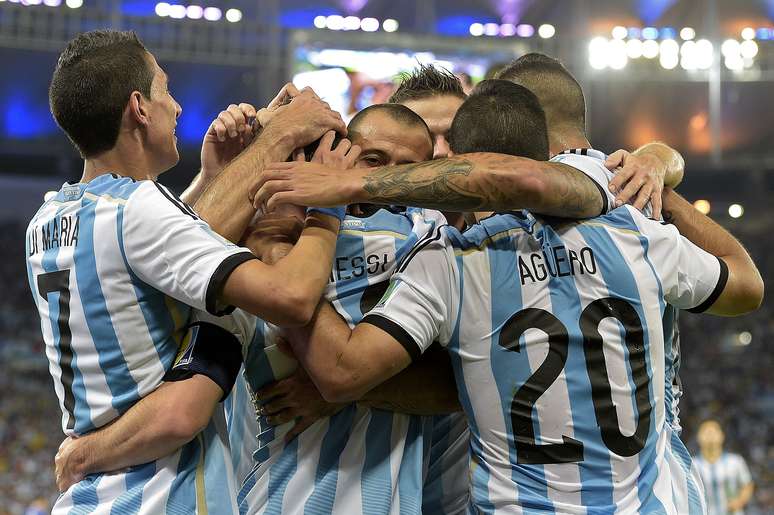 <p>Decisivo na vit&oacute;ria da Argentina por&nbsp;2 a 1 sobre a B&oacute;snia, o atacante Messi &eacute; celebrado pelos colegas de sele&ccedil;&atilde;o.</p>