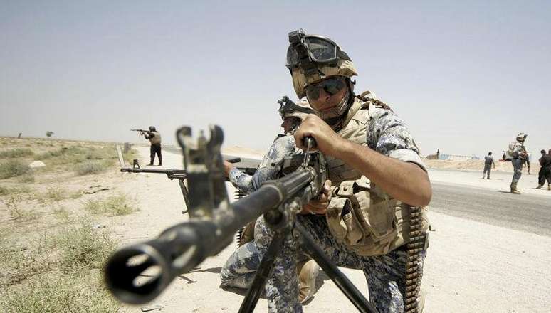 <p>Membros das for&ccedil;as de seguran&ccedil;a iraquianas fazem patrulha perto da fronteira entre as prov&iacute;ncias de Karbala e Anbar, no Iraque, em 16 de junho</p>