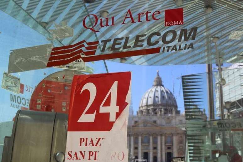 <p>Cabine telefônica da Telecom Italia na frente da Basília São Pedro, em Roma</p>