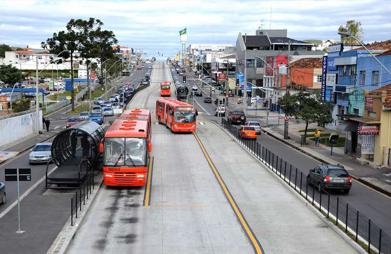 Ônibus são uma boa alternativa para chegar à sede paranaense da Copa