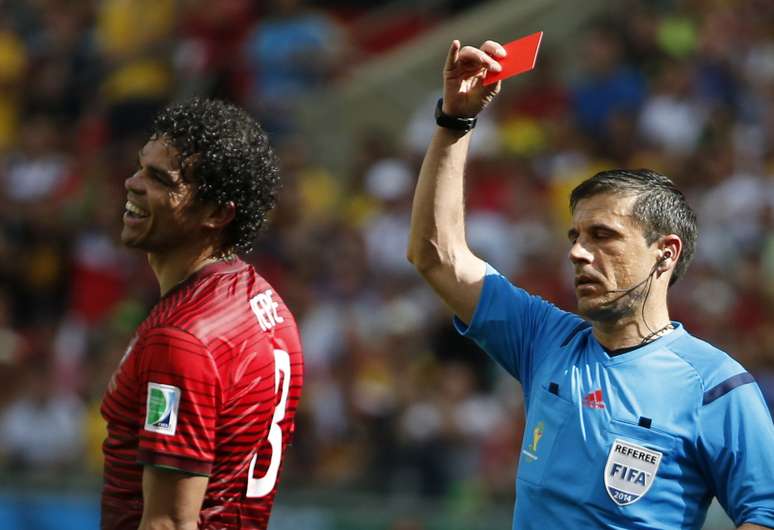 O zagueiro recebeu o cartão vermelho logo na estreia portuguesa na Copa do Mundo