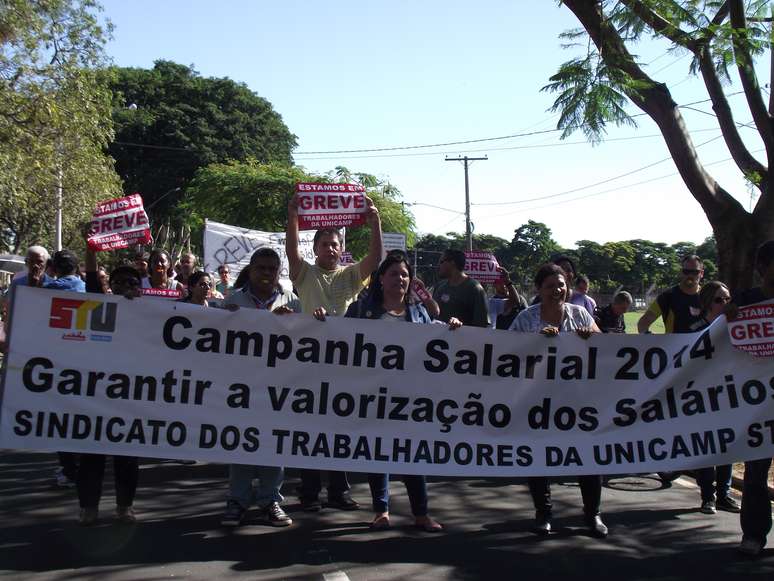 Grevistas fazem protesto em Campinas