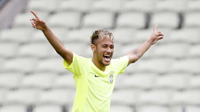 <p>Neymar vibra durante treino da Seleção Brasileira na Arena Castelão, em Fortaleza, onde enfrenta na terça-feira, às 16h, a equipe mexicana, na segunda partida pelo Grupo A. </p>