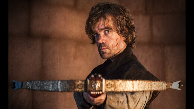 <p>Tyrion aponta uma besta em direção à Tywin Lannister, seu pai, após descobrir que ele estava dormindo com Shae, sua antiga amante</p>