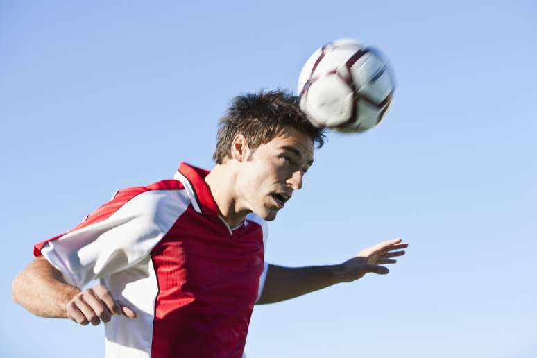 <p>El uso de protectores bucales mejora la capacidad para manejar la pelota durante los partidos de fútbol</p>