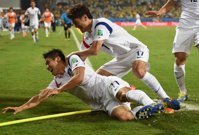 Ho Lee comemora gol que abriu o placar na Arena Pantanal