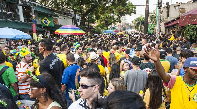 <p>Nesta terça-feira, torcedores se reuniram na Vila Madalena para acompanhar o jogo entre Brasil e México</p>