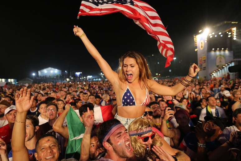 <p>Torcedores dos Estados Unidos marcaram presença na Fifa Fan Fest, na praia de Copacabana, no Rio, para ver a vitória da seleção contra Gana por 2 a 1 na noite desta segunda-feira; jogo ocorreu na Arena das Dunas, em Natal, e valeu pelo Grupo G da Copa.</p><p> </p><p> </p>
