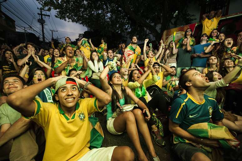 <p>Nesta terça-feira, torcedores se reuniram na Vila Madalena, em São Paulo, para acompanhar a disputa entre Brasil e México; as seleções se enfrentaram pelo Grupo A da Copa do Mundo; apesar da empolgação dos brasileiros, o jogo não saiu do 0 a 0.</p>