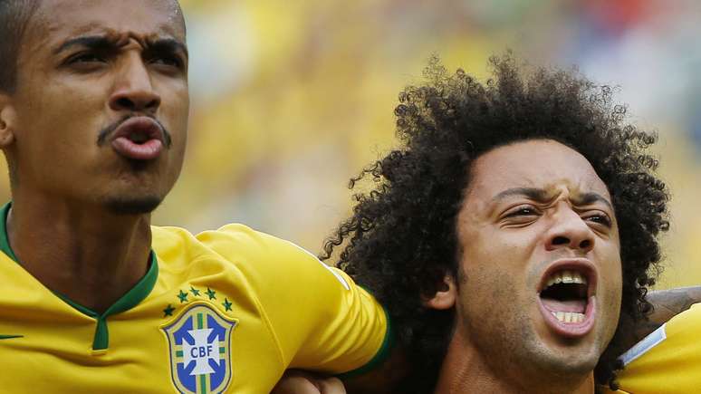 <p>Marcelo (dir.) canta o hino nacional ao lado de Luiz Gustavo antes do jogo</p>