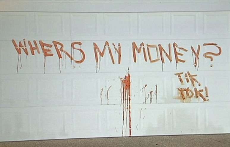 "Onde está o meu dinheiro? Tique-toque", dizia a mensagem escrita com sangue