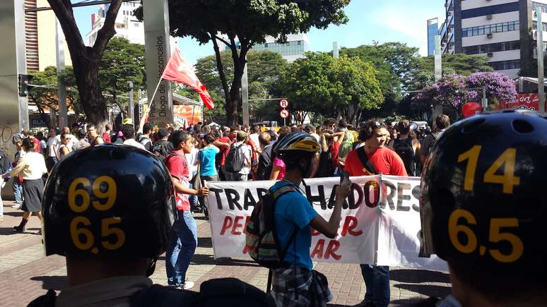 <p>Manifestantes foram às ruas da capital mineira para protestar contra Copa do Mundo</p>