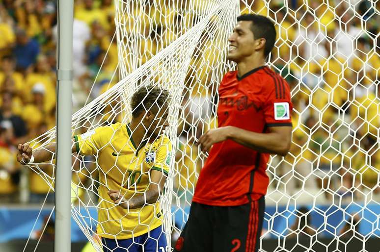 <p>Neymar segura rede depois de perder gol na Arena Castelão em partida contra o México, pelo Grupo A. Com grande atuação do goleiro Ochoa e boas chances desperdiçadas, o Brasil empatou com o México em 0 a 0.</p>