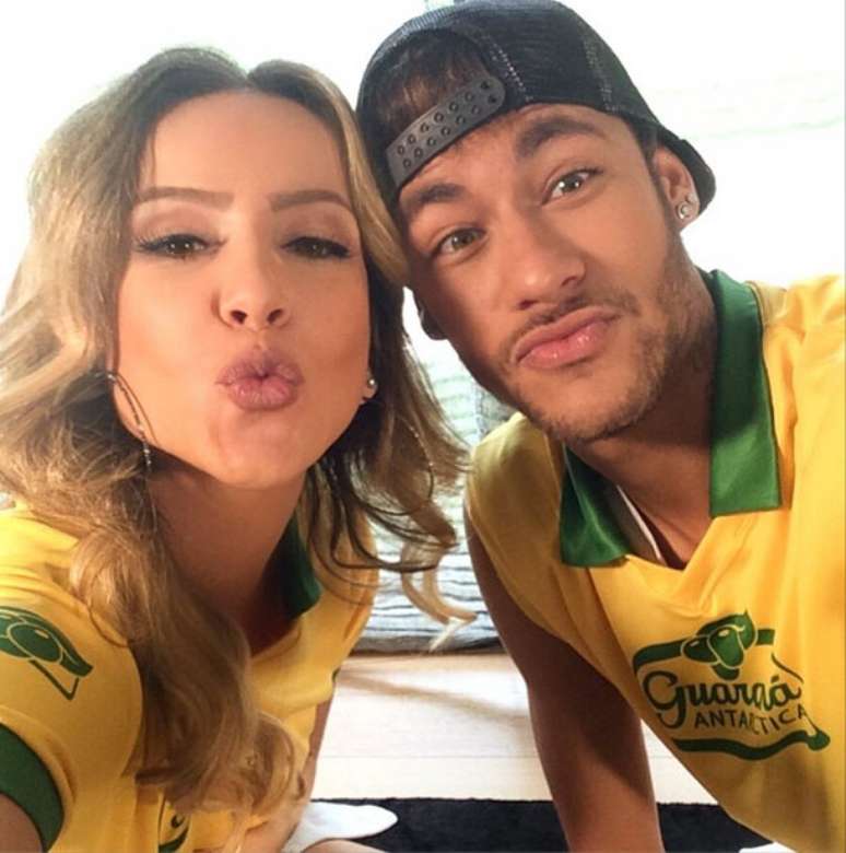 <p>A cantora Claudia Leitte postou uma foto ao lado do craque Neymar, antecipando a vitória. "Feijoada pronta!", ela escreveu na legenda.</p>