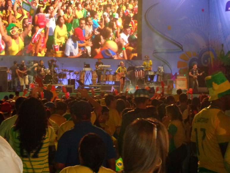 Mineiros se divertiram na Fan Fest, mas cerca de quatro mil pessoas ficaram na parte de fora do Expominas