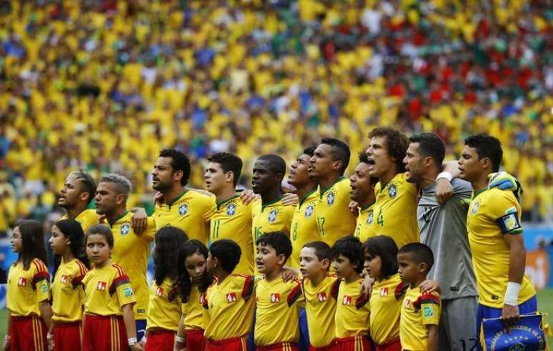 Seleção brasileira canta hino abraçada antes do jogo contra o México na Arena Castelão, em Fortaleza. 17/6/2014.