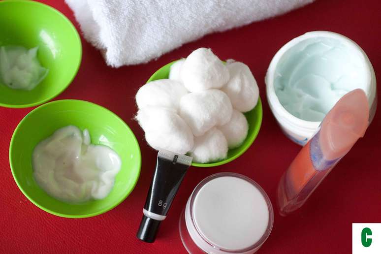 Certo: no ritual de beleza contra os poros, você irá precisar de sabonete específico para o seu tipo de pele, esfoliante próprio para o rosto, tônico facial, filtro solar, hidratante, primer, creme anti-idade e algodões  
