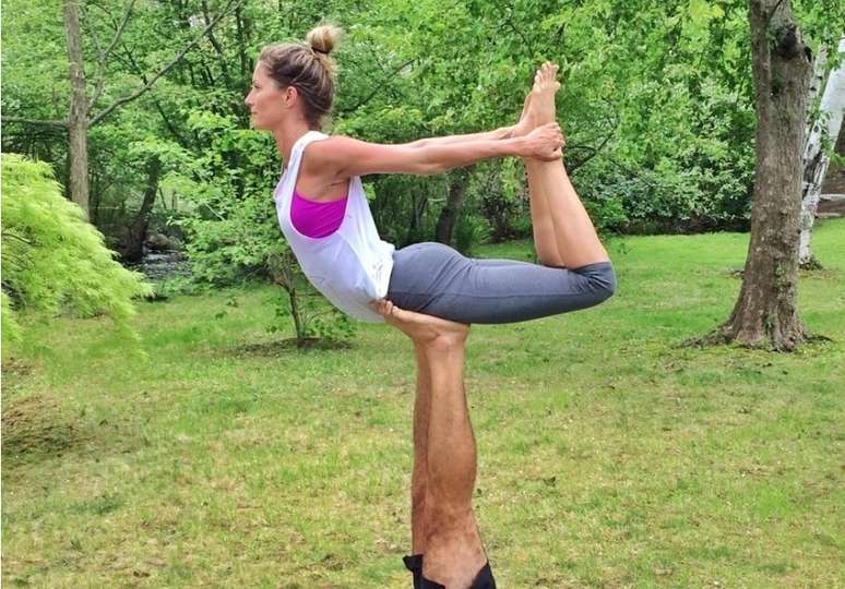 Aderida pela top model Gisele Bündchen, acroyoga mescla exercícios da yoga convencional com a acrobacia e a massagem tailandesa  