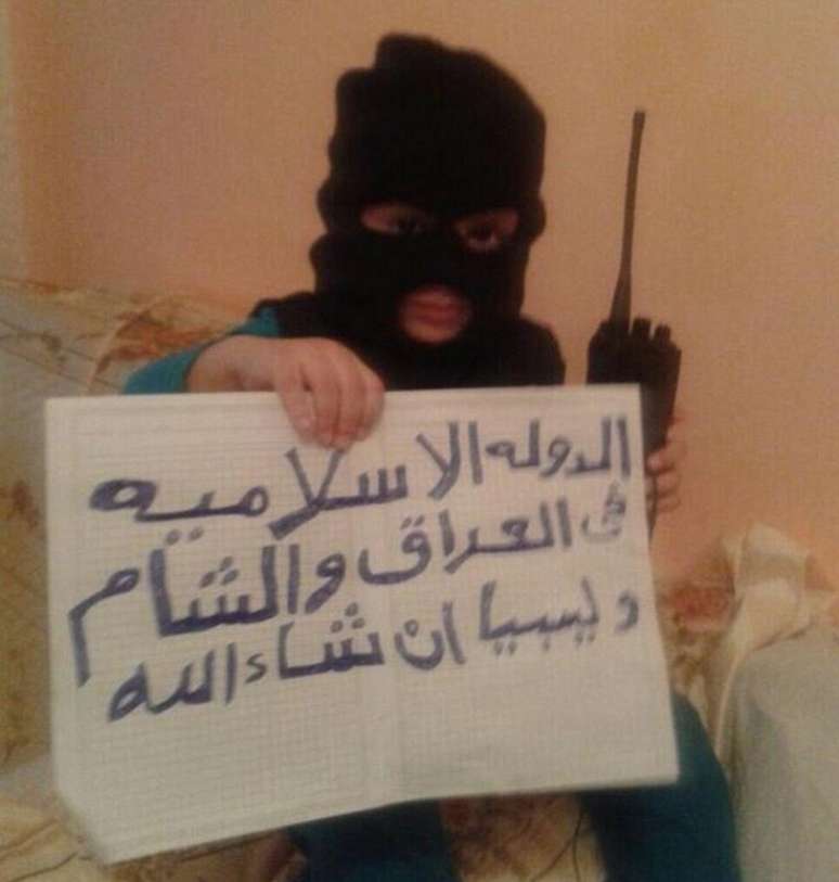 <p>Criança jihadista segura placa com mensagem de apoio ao Estado Islâmico do Iraque e do Levante: 'Deus é maior' </p>