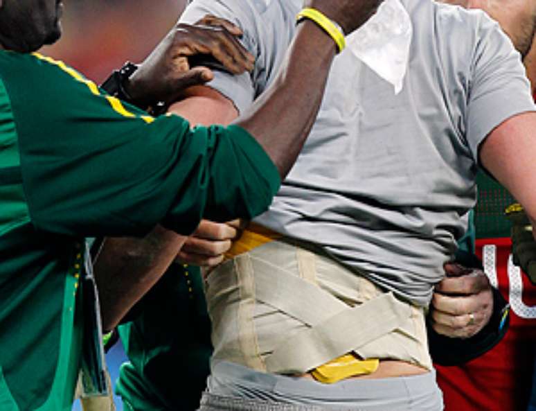 Cinta na coluna de J&uacute;lio C&eacute;sar foi flagrada durante partida entre Brasil e Portugal, na Copa do Mundo de 2010