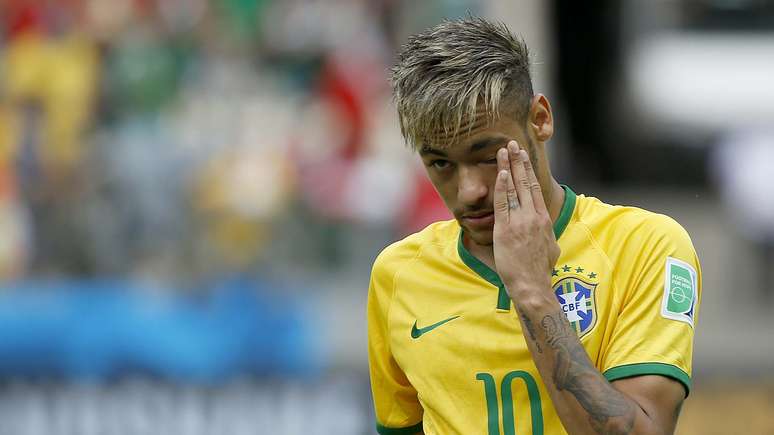 Torcida na Arena Castelão canta o hino até o fim e Neymar se emociona