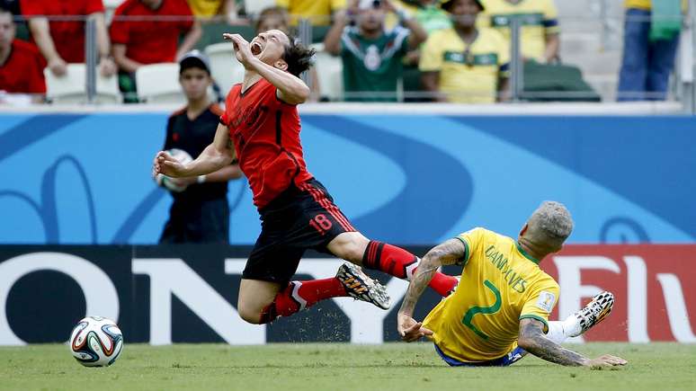 <p>Dani Alves dá carrinho em Guardado; Brasil é o time que mais fez falta entre semifinalistas</p>
