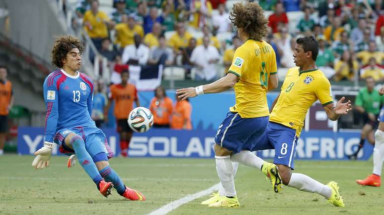 <p>Ochoa vira herói mexicano e garante festa vermelha e verde no Castelão</p>