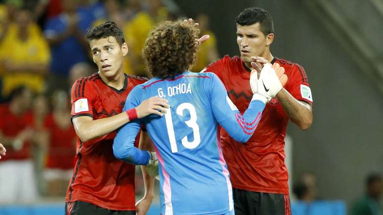 Grande destaque da partida, goleiro Ochoa é celebrado pela equipe mexicana