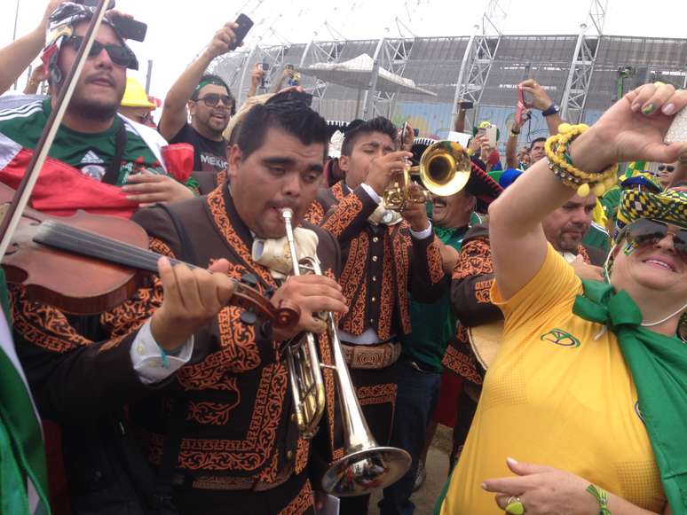 Mariachis fizeram a alegria de torcedores brasileiros e mexicanos do lado de fora da Arena Castelão